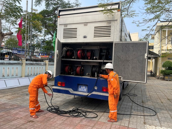 Đảm bảo nguồn điện cho chương tr&igrave;nh &ldquo;Đưa trường học đến th&iacute; sinh&rdquo; với hơn 1.700 học sinh tham dự - Ảnh 1.