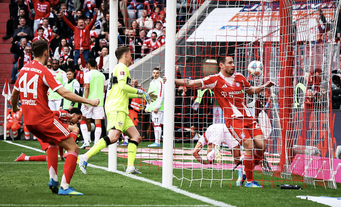 Bayern Munich ngược dòng hạ Stuttgart, Harry Kane có danh hiệu vô địch Bundesliga thứ nhì - Ảnh 3.