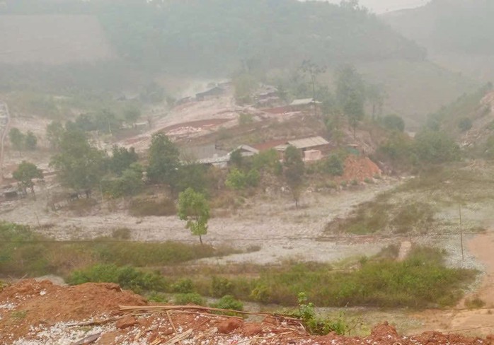 VIDEO: Mưa đ&aacute; phủ trắng đồi n&uacute;i  - Ảnh 1.