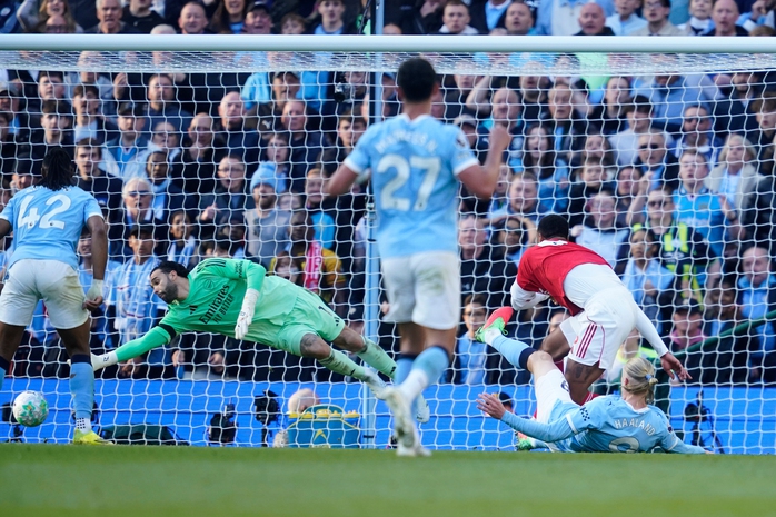 Manchester City phả hơi n&oacute;ng v&agrave;o g&aacute;y Arsenal sau chiến thắng nghẹt thở - Ảnh 1.