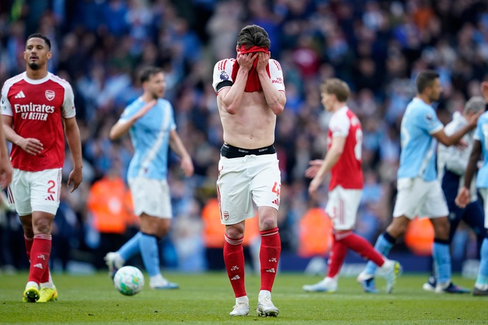 Manchester City phả hơi n&oacute;ng v&agrave;o g&aacute;y Arsenal sau chiến thắng nghẹt thở - Ảnh 2.