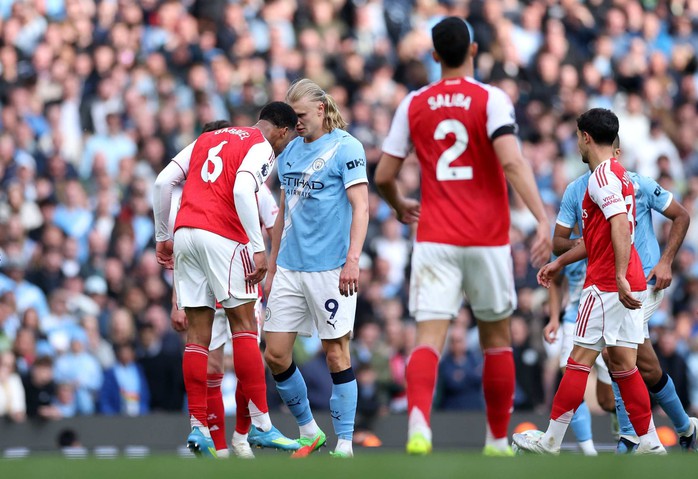 Haaland &ldquo;cứu&rdquo; Gabriel tho&aacute;t thẻ đỏ - Ảnh 1.