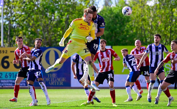 Thủ m&ocirc;n ghi b&agrave;n ph&uacute;t 90+6, Cardiff thăng hạng đầy cảm x&uacute;c - Ảnh 1.