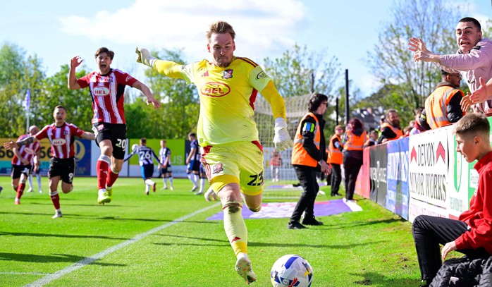 Thủ m&ocirc;n ghi b&agrave;n ph&uacute;t 90+6, Cardiff thăng hạng đầy cảm x&uacute;c - Ảnh 3.