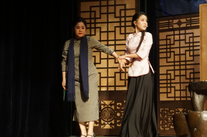 NSƯT Vũ Lu&acirc;n thăng hoa cảm x&uacute;c c&ugrave;ng d&agrave;n nghệ sĩ trẻ trong vở "L&ocirc;i Vũ" - Ảnh 5.