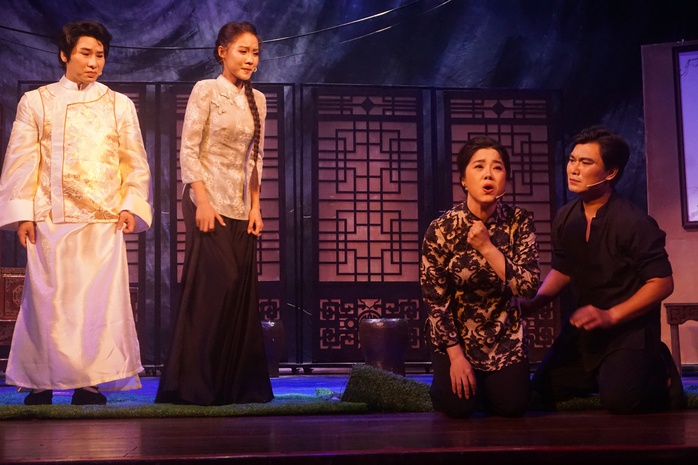 NSƯT Vũ Lu&acirc;n thăng hoa cảm x&uacute;c c&ugrave;ng d&agrave;n nghệ sĩ trẻ trong vở "L&ocirc;i Vũ" - Ảnh 6.