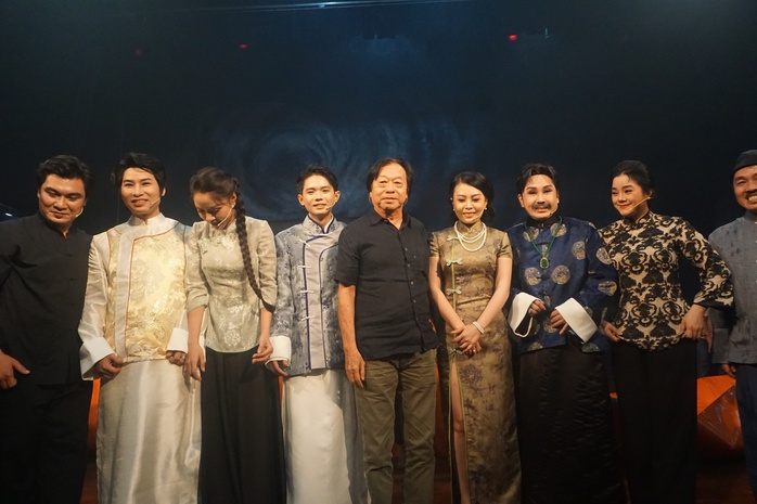 NSƯT Vũ Lu&acirc;n thăng hoa cảm x&uacute;c c&ugrave;ng d&agrave;n nghệ sĩ trẻ trong vở "L&ocirc;i Vũ" - Ảnh 4.