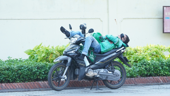  Cảnh báo nguy cơ đột quỵ giữa nắng nóng gay gắt - Ảnh 2.