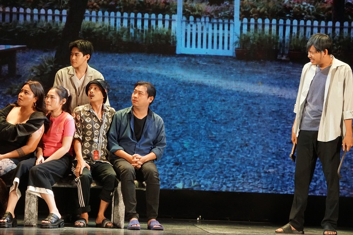 Hồng Vân, Tuấn Dũng, Đinh Mạnh Phúc tung hứng trong vở hài kịch "Già gân" - Ảnh 3.