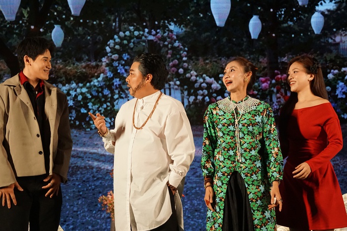 Hồng Vân, Tuấn Dũng, Đinh Mạnh Phúc tung hứng trong vở hài kịch "Già gân" - Ảnh 2.