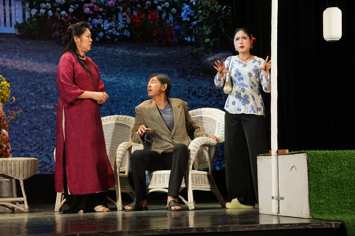 Hồng Vân, Tuấn Dũng, Đinh Mạnh Phúc tung hứng trong vở hài kịch "Già gân" - Ảnh 4.