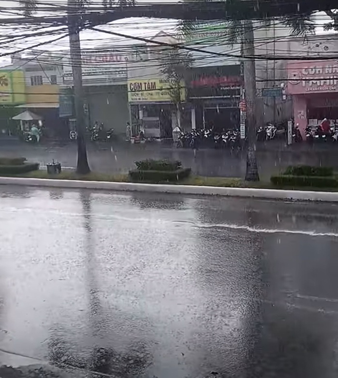 Cần Thơ cảnh b&aacute;o mưa lớn v&agrave; d&ocirc;ng lốc trong chiều nay , ng&agrave;y 19 - 4 - 2026 - Ảnh 2.