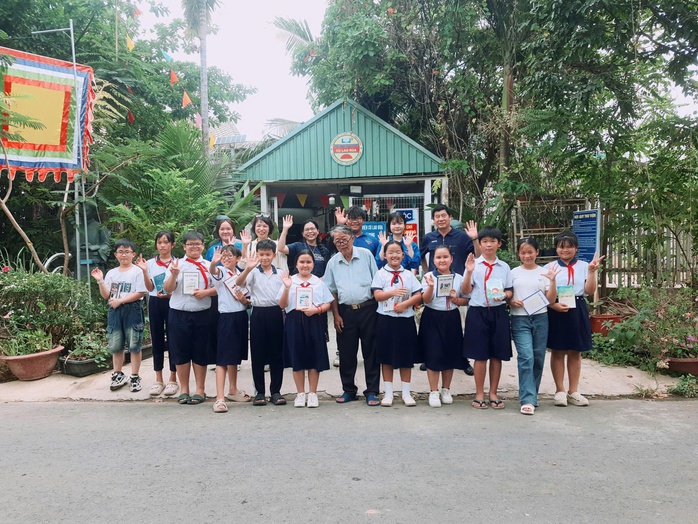 Chương trình “Tủ sách yêu thương” nối nhịp tri thức nơi Cù lao Rùa - Ảnh 2.