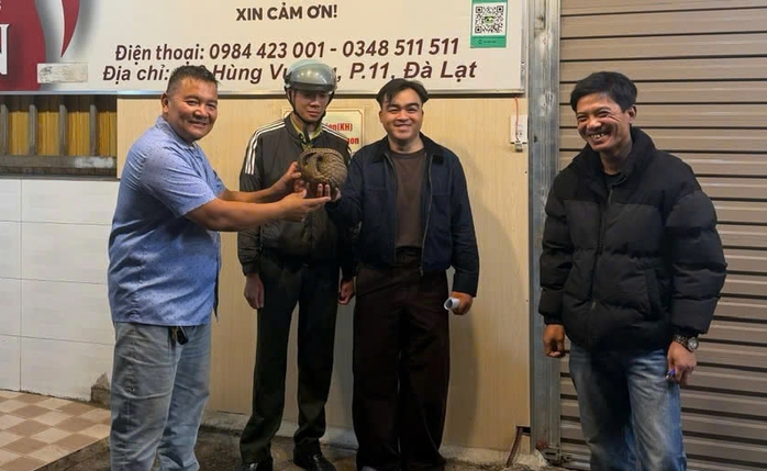 T&ecirc; t&ecirc; b&ograve; v&agrave;o qu&aacute;n ăn ở Đ&agrave; Lạt - Ảnh 2.