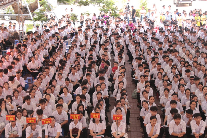 Đảm bảo nguồn điện cho chương tr&igrave;nh &ldquo;Đưa trường học đến th&iacute; sinh&rdquo; với hơn 1.700 học sinh tham dự - Ảnh 4.