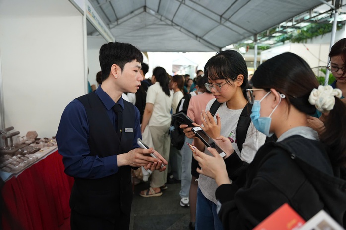 Gần 14 tỷ đồng kiến tạo gi&aacute;o dục v&agrave; 5.000 cơ hội nghề nghiệp cho sinh vi&ecirc;n - Ảnh 3.