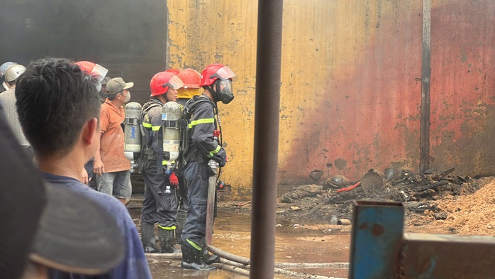 Ch&aacute;y lớn xưởng gỗ TPHCM: Kh&oacute;i đen cuồn cuộn v&agrave; tiếng nổ lớn - Ảnh 2.