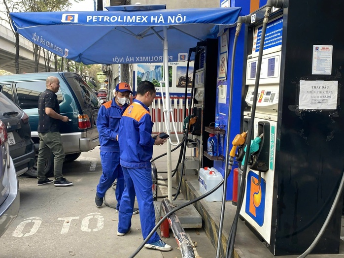 Băn khoăn khi giao doanh nghiệp định gi&aacute; xăng dầu - Ảnh 1.