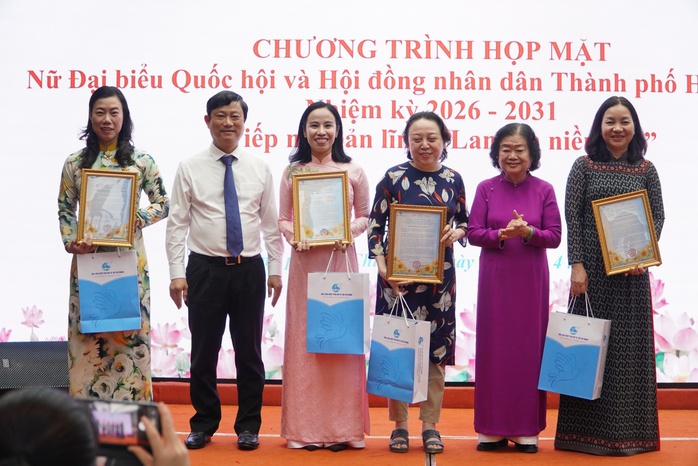 Nữ đại biểu khi đi tiếp x&uacute;c cử tri đừng ăn mặc l&ograve;e loẹt; ph&aacute;t biểu vừa phải, dễ nghe - Ảnh 1.
