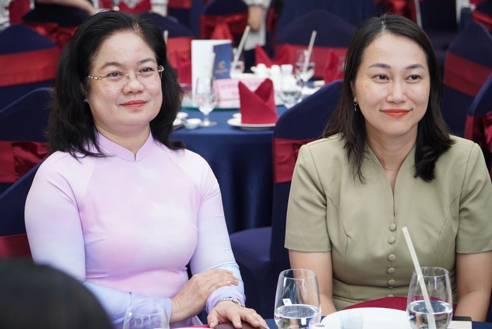 Nữ đại biểu khi đi tiếp x&uacute;c cử tri đừng ăn mặc l&ograve;e loẹt; ph&aacute;t biểu vừa phải, dễ nghe - Ảnh 2.