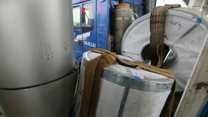 Cuộn th&eacute;p rơi đ&egrave; cabin trạm thu ph&iacute; cầu Ph&uacute; Mỹ tại TPHCM - Ảnh 3.