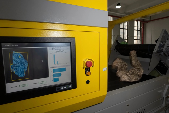 Cỗ m&aacute;y AI gi&uacute;p th&uacute;c đẩy t&aacute;i chế dệt may - Ảnh 1.