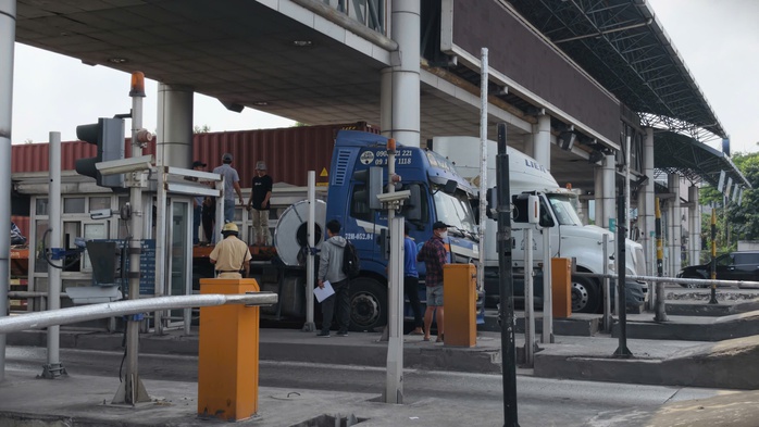 Cuộn th&eacute;p rơi đ&egrave; cabin trạm thu ph&iacute; cầu Ph&uacute; Mỹ tại TPHCM - Ảnh 2.