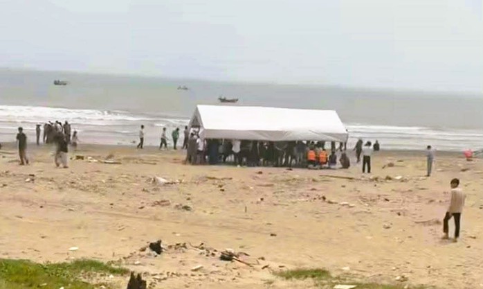 Hai b&eacute; trai mất t&iacute;ch khi đi tắm biển - Ảnh 1.