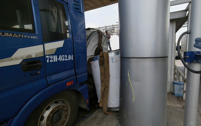 Cuộn th&eacute;p rơi đ&egrave; cabin trạm thu ph&iacute; cầu Ph&uacute; Mỹ tại TPHCM - Ảnh 1.