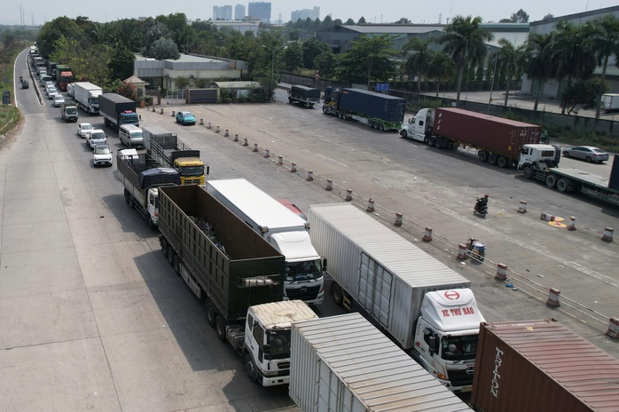 Cuộn th&eacute;p rơi đ&egrave; cabin trạm thu ph&iacute; cầu Ph&uacute; Mỹ tại TPHCM - Ảnh 4.