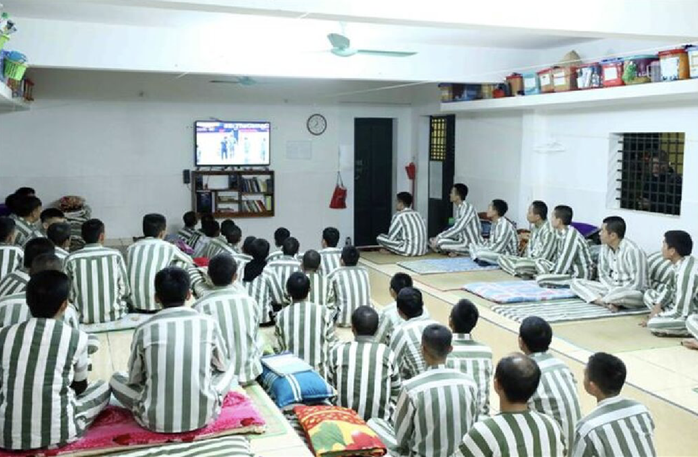 Bộ C&ocirc;ng an đề xuất buồng tạm giam lắp m&aacute;y chiếu xem thời sự cho phạm nh&acirc;n - Ảnh 1.