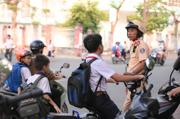 Th&ocirc;ng tin nổi bật ở TPHCM ng&agrave;y 2-4: B&iacute; thư Th&agrave;nh ủy &ocirc;m đ&agrave;n, h&aacute;t tặng thanh ni&ecirc;n; lập 4 đo&agrave;n khảo s&aacute;t - Ảnh 4.