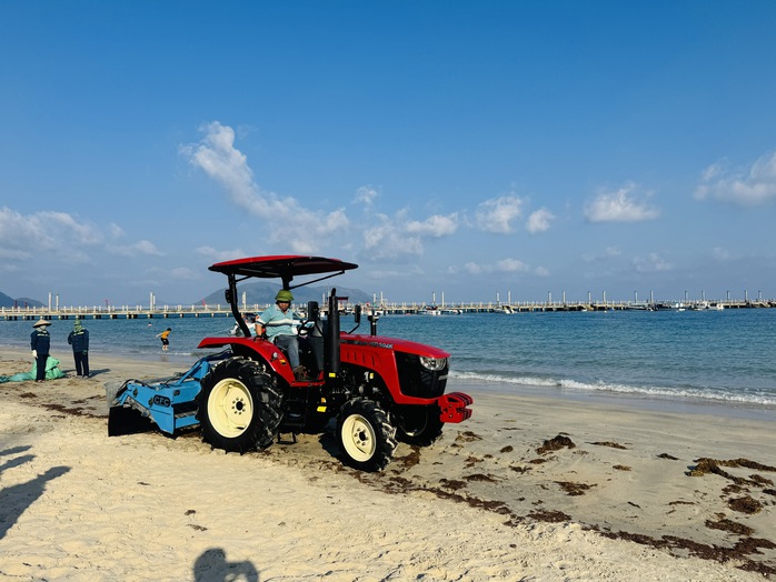 C&ocirc;n Đảo lần đầu c&oacute; m&aacute;y s&agrave;ng c&aacute;t vệ sinh b&atilde;i biển - Ảnh 2.