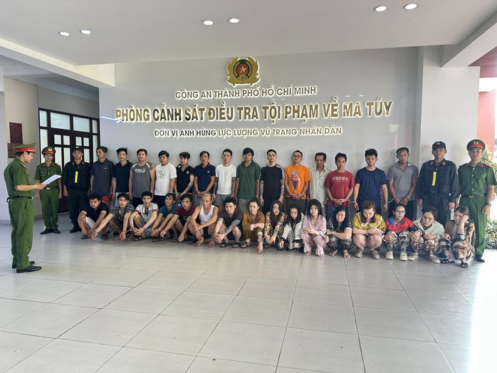 C&ocirc;ng an TPHCM triệt ph&aacute; chuy&ecirc;n &aacute;n b&iacute; số  VA726D, bắt 26 người - Ảnh 2.