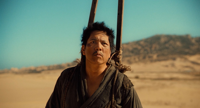 Anh Tạ "Mưa đỏ" tạo h&igrave;nh kh&aacute;c lạ, tấu hề c&ugrave;ng Đức Thịnh, Mai Phương - Ảnh 6.