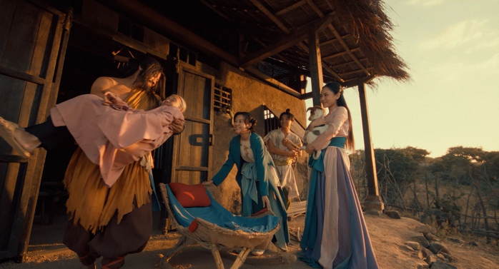 Anh Tạ "Mưa đỏ" tạo h&igrave;nh kh&aacute;c lạ, tấu hề c&ugrave;ng Đức Thịnh, Mai Phương - Ảnh 9.