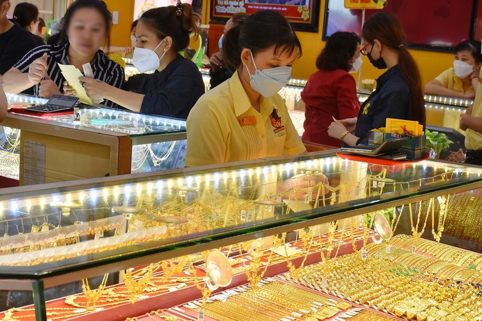 Gi&aacute; v&agrave;ng h&ocirc;m nay, 3-4: Biến động mạnh trước kỳ nghỉ Lễ Phục Sinh - Ảnh 1.