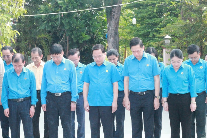 L&atilde;nh đạo Tổng LĐLĐ Việt Nam d&acirc;ng hương tưởng nhớ Chủ tịch T&ocirc;n Đức Thắng - Ảnh 3.