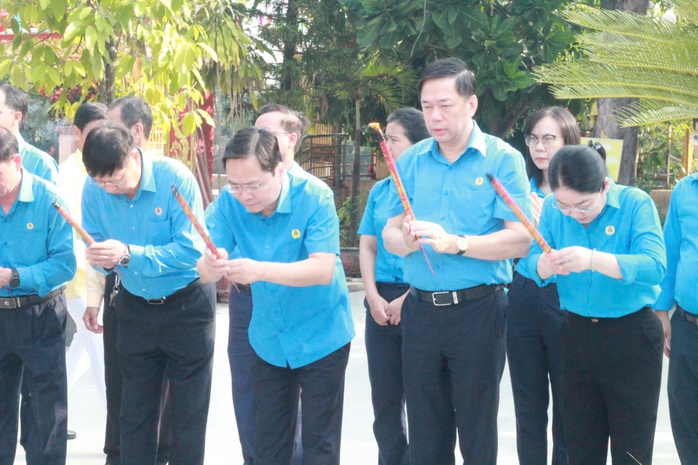 L&atilde;nh đạo Tổng LĐLĐ Việt Nam d&acirc;ng hương tưởng nhớ Chủ tịch T&ocirc;n Đức Thắng - Ảnh 1.