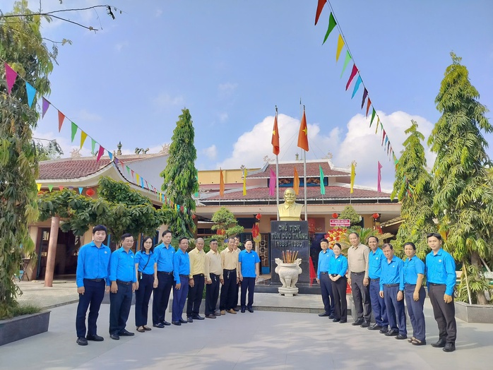 L&atilde;nh đạo Tổng LĐLĐ Việt Nam d&acirc;ng hương tưởng nhớ Chủ tịch T&ocirc;n Đức Thắng - Ảnh 5.