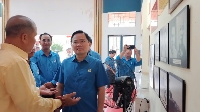 L&atilde;nh đạo Tổng LĐLĐ Việt Nam d&acirc;ng hương tưởng nhớ Chủ tịch T&ocirc;n Đức Thắng - Ảnh 4.