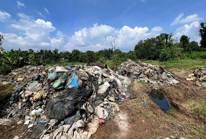 Lại th&ecirc;m vụ đổ tr&ecirc;n 500 tấn chất thải g&acirc;y &ocirc; nhiễm m&ocirc;i trường ở Đồng Nai - Ảnh 1.