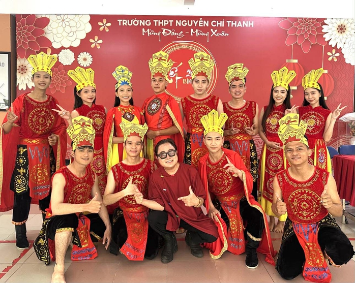 Vũ Lu&acirc;n, Đ&ocirc;ng Qu&acirc;n, Phạm Anh Tuấn lan tỏa tinh thần S&acirc;n khấu học đường ch&agrave;o mừng Giỗ Tổ H&ugrave;ng Vương - Ảnh 1.