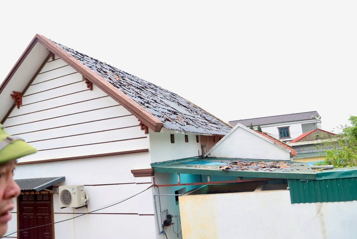 Mưa đ&aacute;, d&ocirc;ng lốc g&acirc;y ảnh hưởng tới 4.000 hộ d&acirc;n 1 x&atilde; ở Thanh H&oacute;a - Ảnh 1.