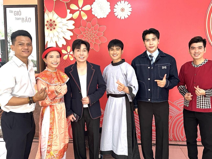 Vũ Lu&acirc;n, Đ&ocirc;ng Qu&acirc;n, Phạm Anh Tuấn lan tỏa tinh thần S&acirc;n khấu học đường ch&agrave;o mừng Giỗ Tổ H&ugrave;ng Vương - Ảnh 4.