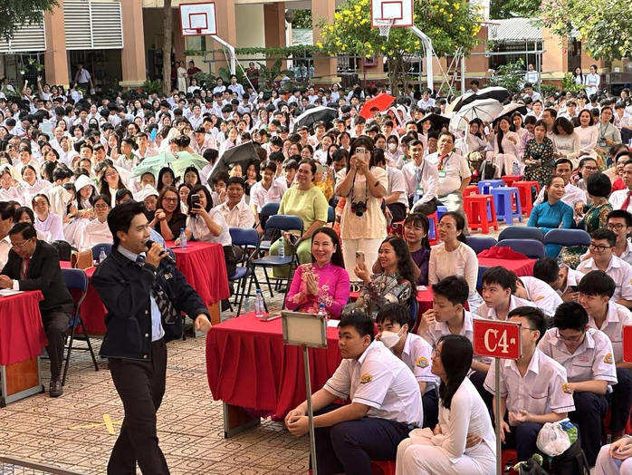 Vũ Lu&acirc;n, Đ&ocirc;ng Qu&acirc;n, Phạm Anh Tuấn lan tỏa tinh thần S&acirc;n khấu học đường ch&agrave;o mừng Giỗ Tổ H&ugrave;ng Vương - Ảnh 3.