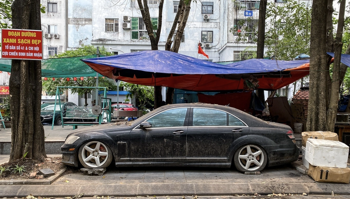 Chiếc Mercedes S63 bị bỏ rơi 10 năm tr&ecirc;n vỉa h&egrave; H&agrave; Nội l&agrave; tang vật vụ &aacute;n - Ảnh 1.