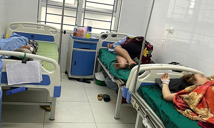 Vụ ngộ độc v&igrave; ăn b&aacute;nh m&igrave;: Th&ecirc;m nhiều người nhập viện - Ảnh 1.