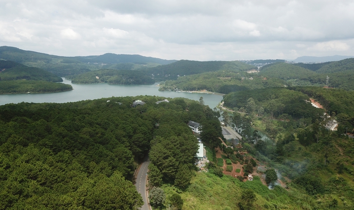 Ph&aacute;t hiện thi thể nam giới, c&oacute; nhiều h&igrave;nh xăm gần hồ Tuyền L&acirc;m - Ảnh 1.