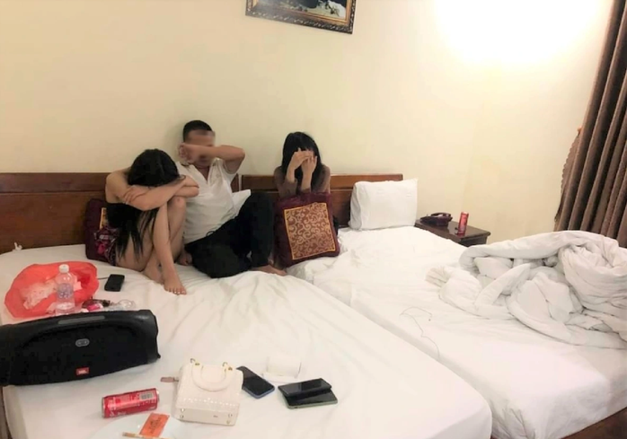 Cựu Ph&oacute; chủ tịch phường "x&agrave;o ke" xuy&ecirc;n đ&ecirc;m trong nh&agrave; nghỉ c&ugrave;ng hai nữ nh&acirc;n vi&ecirc;n - Ảnh 1.